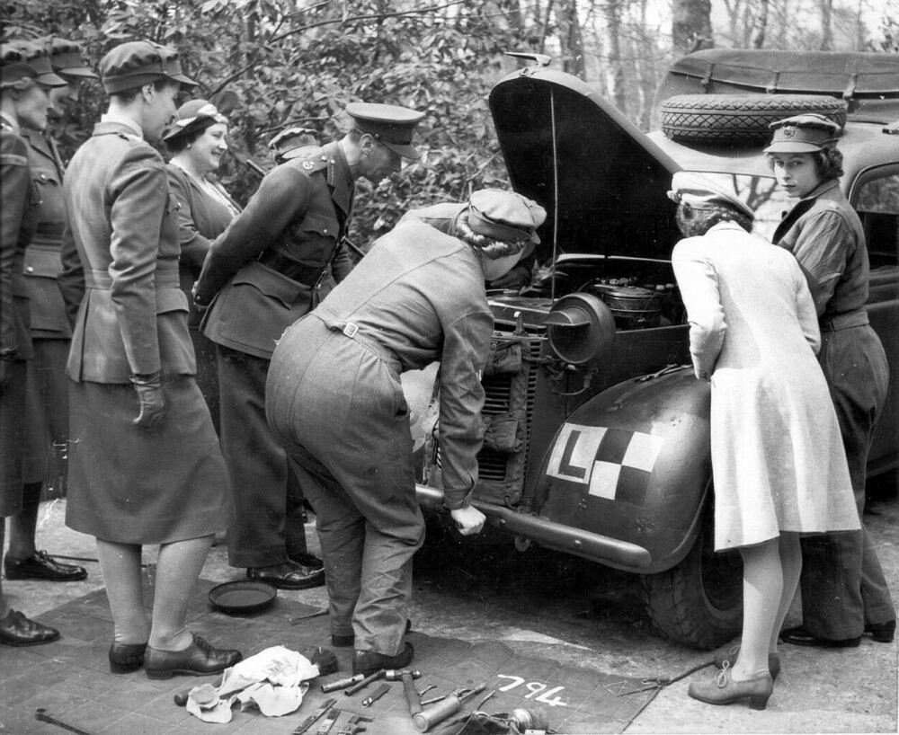 Elisabeta a II-a a fost mecanic auto în cel de-Al Doilea Război Mondial. Imagini de colecție. GALERIE FOTO - Imaginea 4