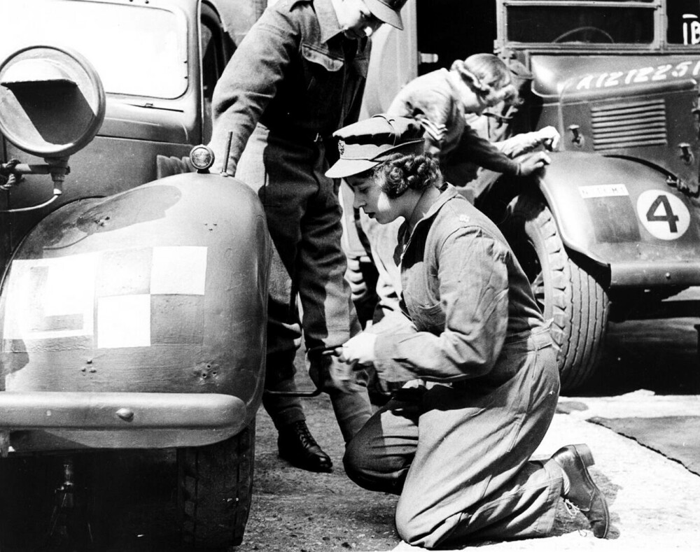 Elisabeta a II-a a fost mecanic auto în cel de-Al Doilea Război Mondial. Imagini de colecție. GALERIE FOTO - Imaginea 5