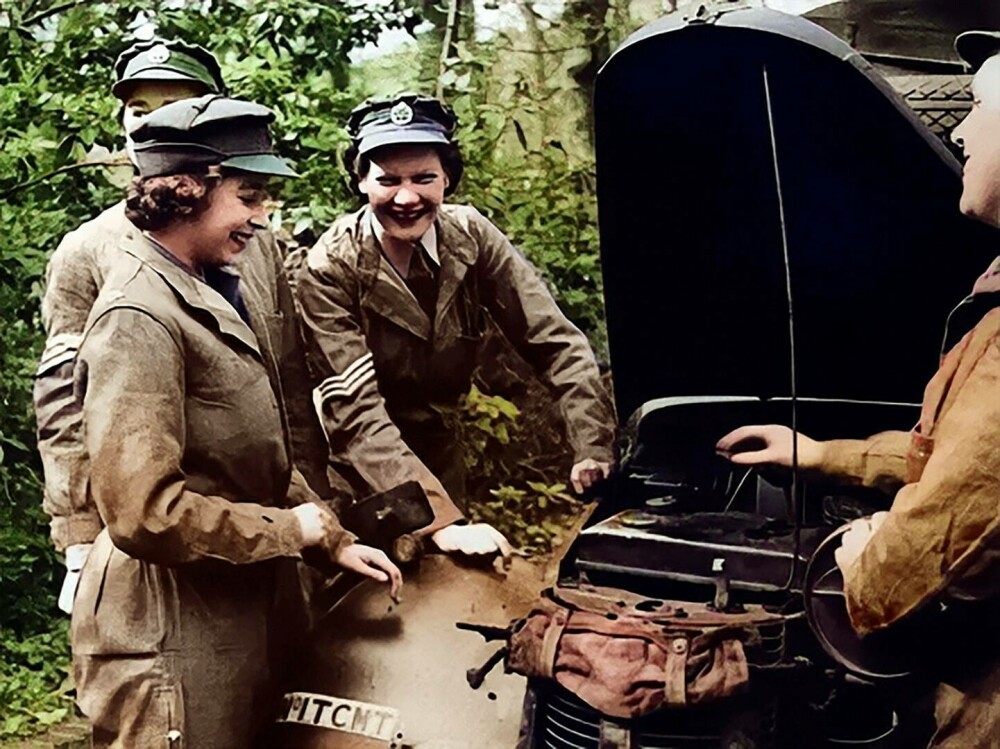 Elisabeta a II-a a fost mecanic auto în cel de-Al Doilea Război Mondial. Imagini de colecție. GALERIE FOTO - Imaginea 7