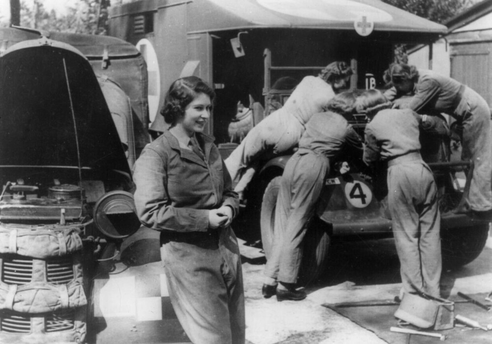Elisabeta a II-a a fost mecanic auto în cel de-Al Doilea Război Mondial. Imagini de colecție. GALERIE FOTO - Imaginea 8