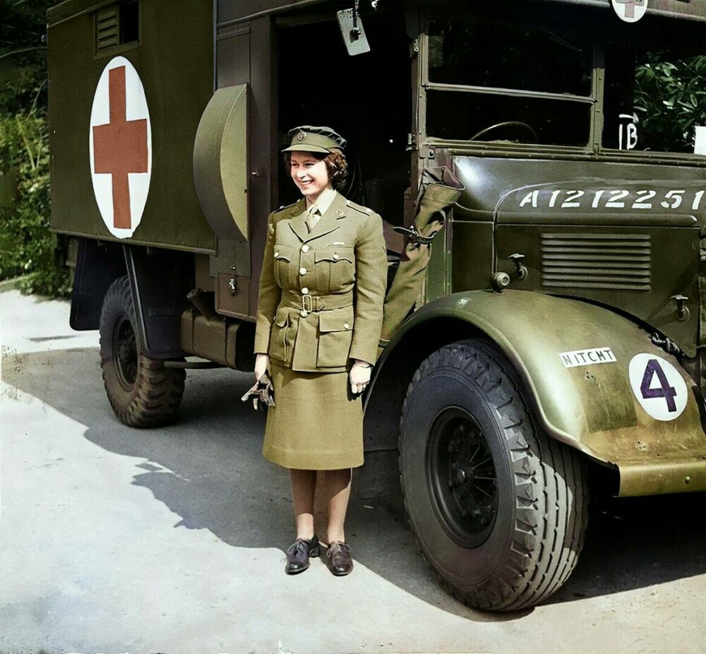 Elisabeta a II-a a fost mecanic auto în cel de-Al Doilea Război Mondial. Imagini de colecție. GALERIE FOTO - Imaginea 9