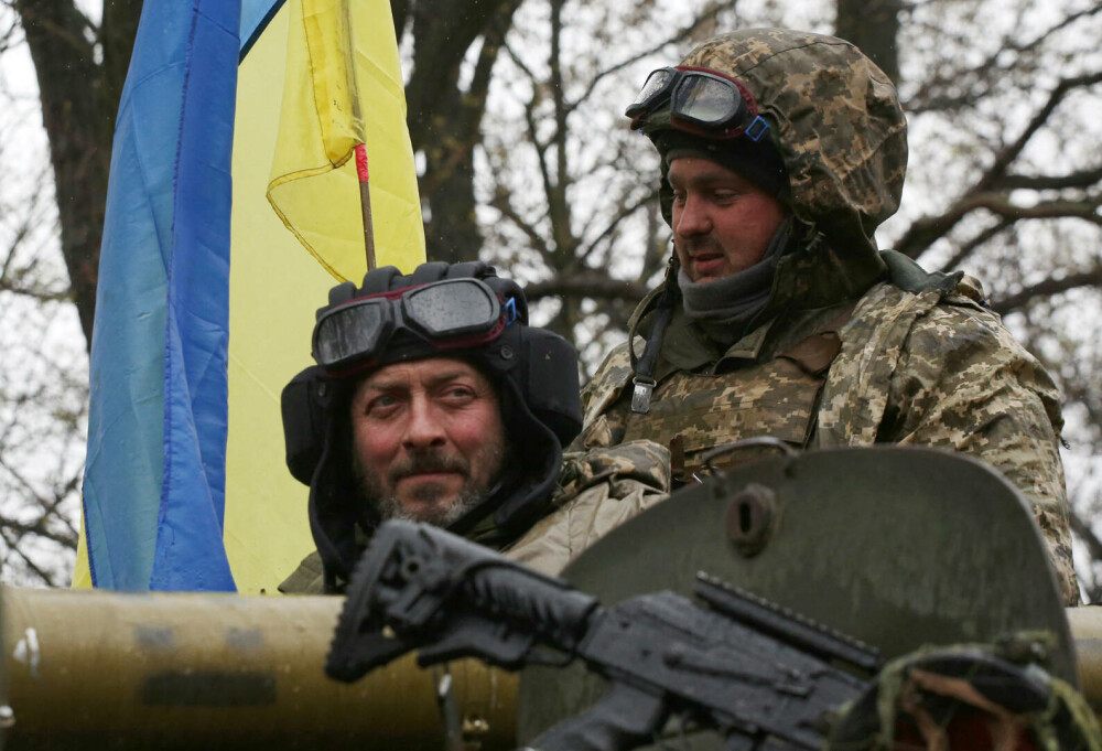 Ucraina a eliberat orașul strategic Izium. Locuitorii, șocați și fericiți: ”E cineva în viață?” - Imaginea 3
