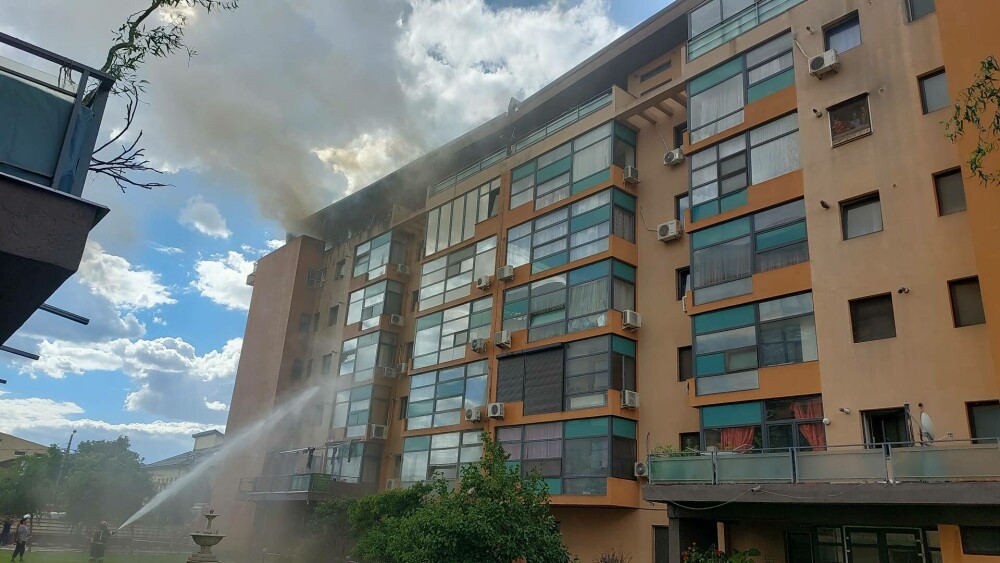 Incendiu la un bloc de locuințe din Voluntari: Opt autospeciale au intervenit la fața locului | VIDEO - Imaginea 2