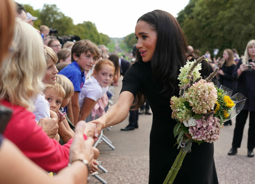 Meghan Markle și-a sărbătorit ziua de naștere într-o rochie de 240 de dolari. Cum a fost îmbrăcată ducesa de Sussex | FOTO - Imaginea 5