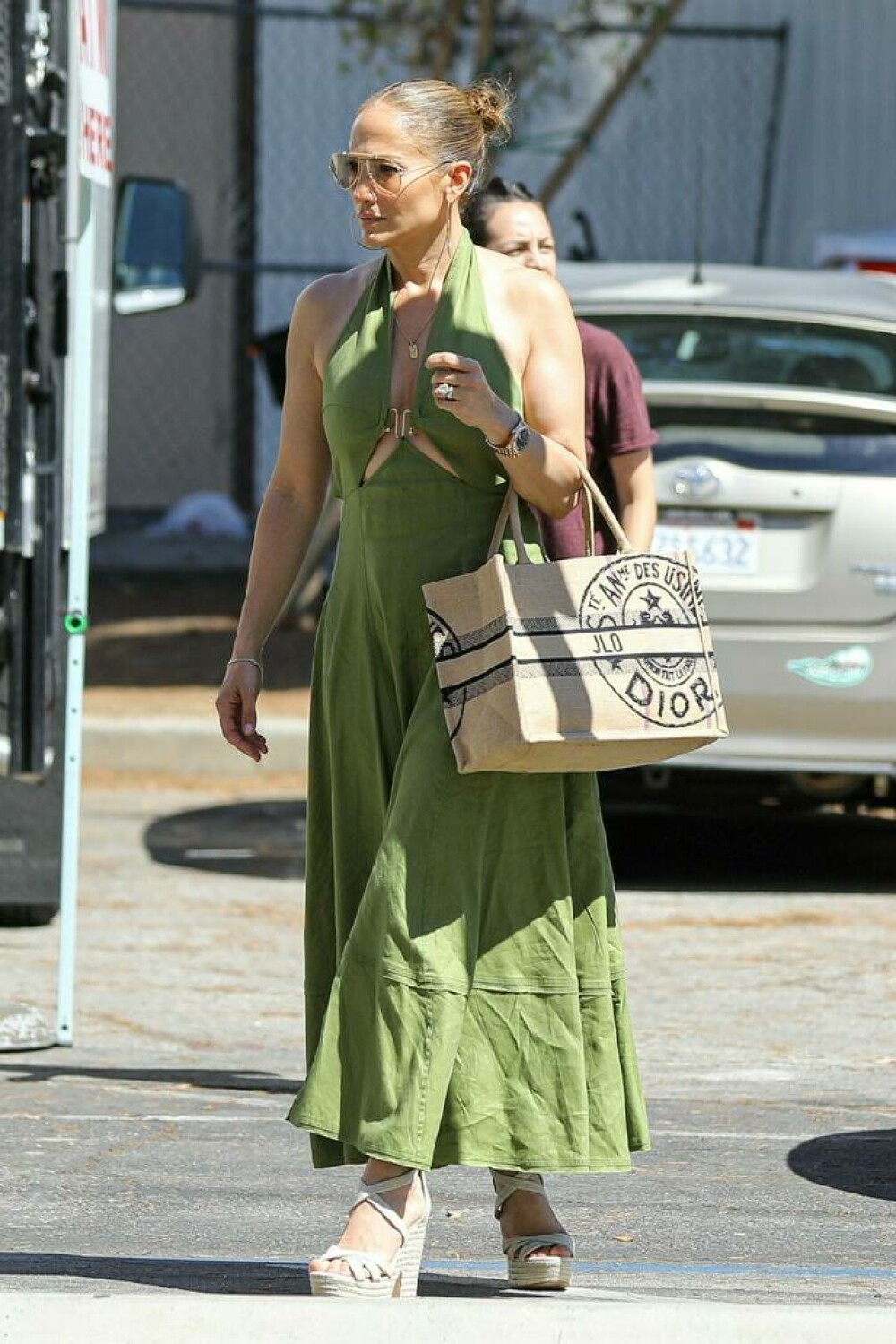 Jennifer Lopez a mers într-o piață de vechituri din Los Angeles și a cumpărat mai multe produse. GALERIE FOTO - Imaginea 13