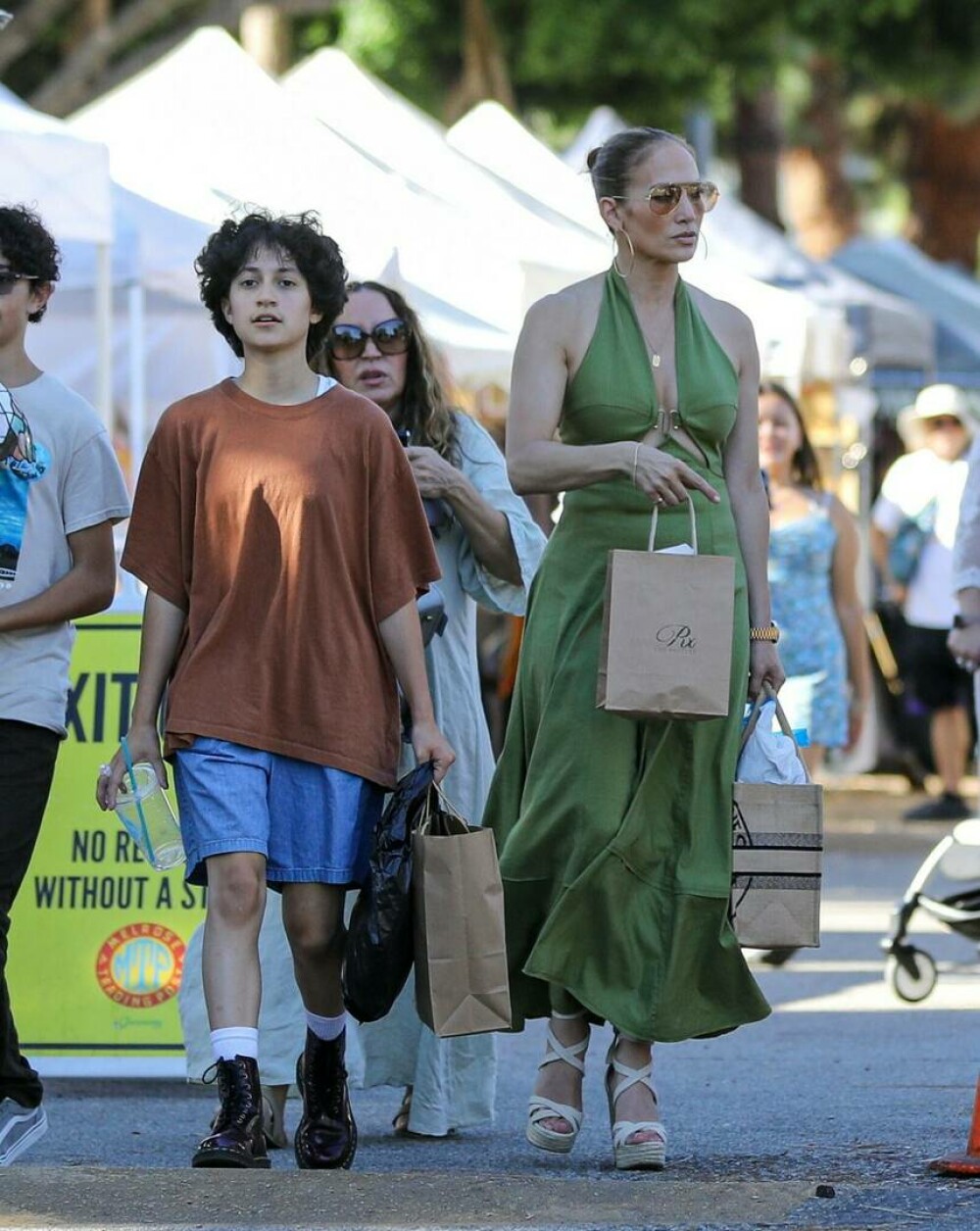 Jennifer Lopez a mers într-o piață de vechituri din Los Angeles și a cumpărat mai multe produse. GALERIE FOTO - Imaginea 11