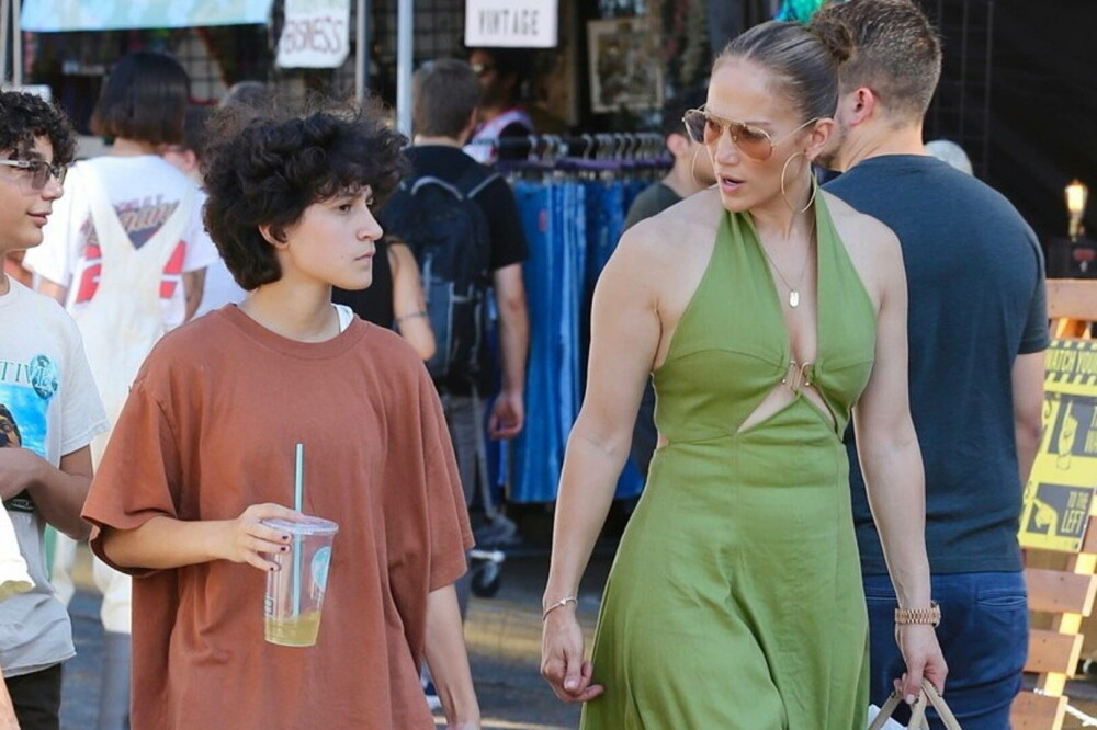 Jennifer Lopez a mers într-o piață de vechituri din Los Angeles și a cumpărat mai multe produse. GALERIE FOTO - Imaginea 8