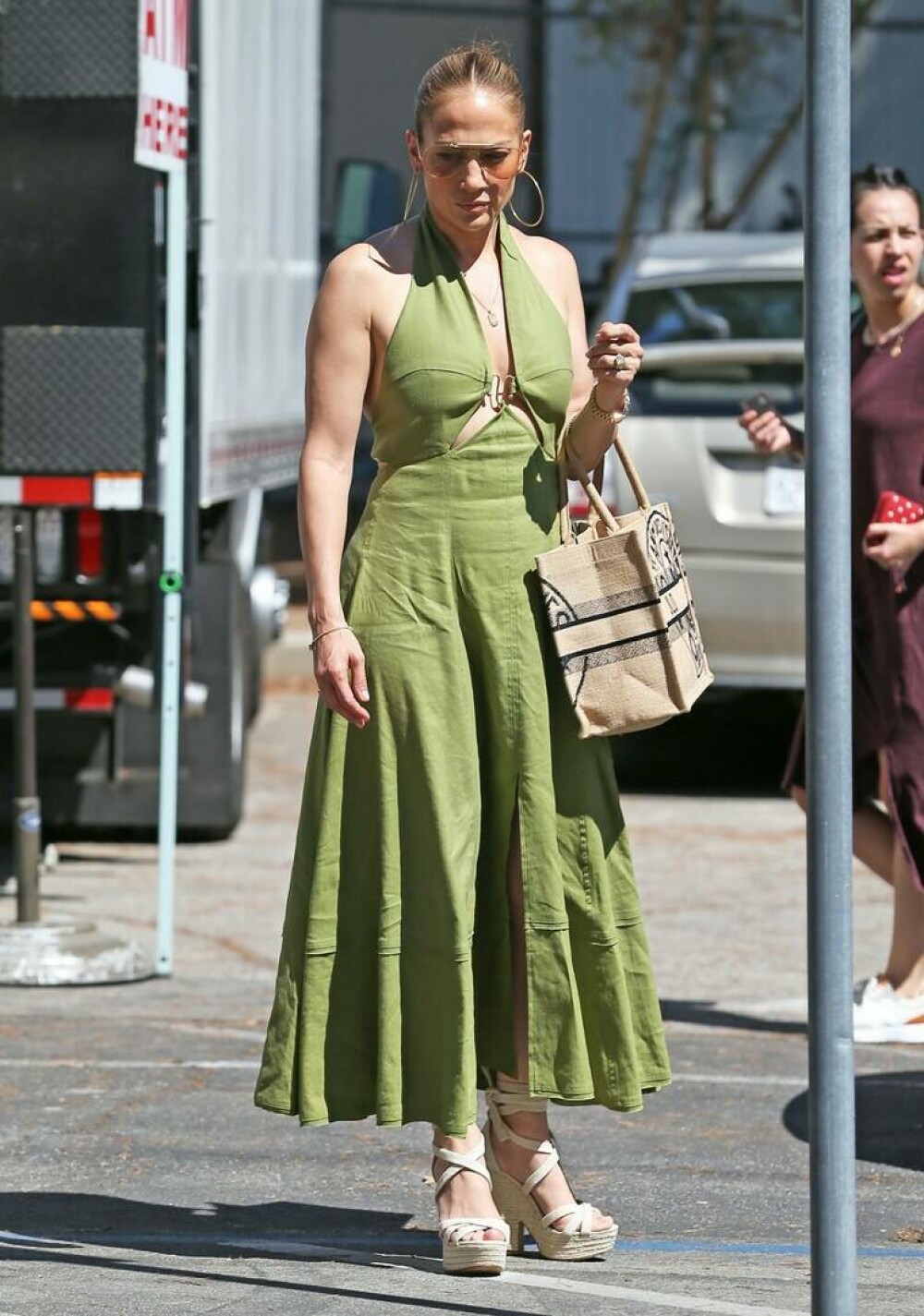 Jennifer Lopez a mers într-o piață de vechituri din Los Angeles și a cumpărat mai multe produse. GALERIE FOTO - Imaginea 7