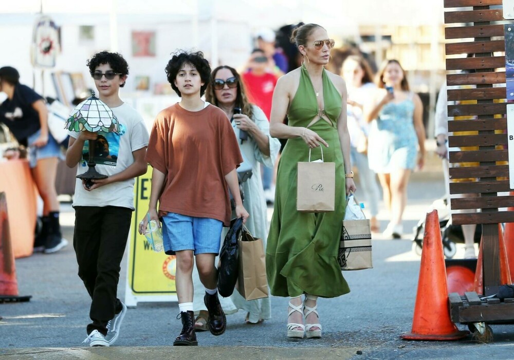 Jennifer Lopez a mers într-o piață de vechituri din Los Angeles și a cumpărat mai multe produse. GALERIE FOTO - Imaginea 5