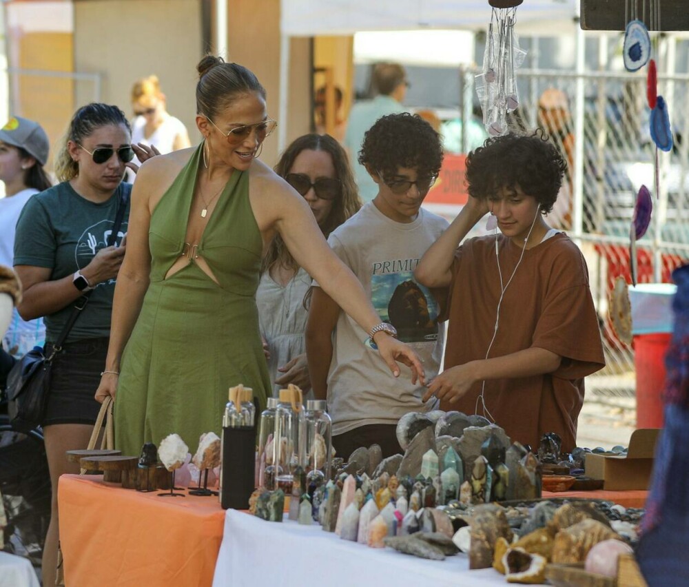 Jennifer Lopez a mers într-o piață de vechituri din Los Angeles și a cumpărat mai multe produse. GALERIE FOTO - Imaginea 3
