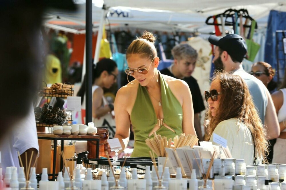 Jennifer Lopez a mers într-o piață de vechituri din Los Angeles și a cumpărat mai multe produse. GALERIE FOTO - Imaginea 2