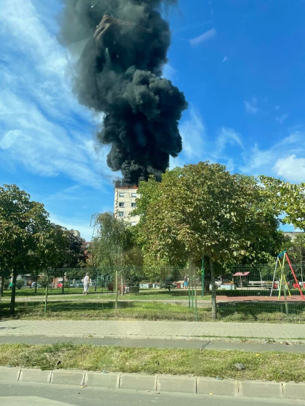 Incendiu la un bloc din apropierea Stadionului „Dan Păltinişanu”, din Timișoara. O butelie a explodat VIDEO - Imaginea 1