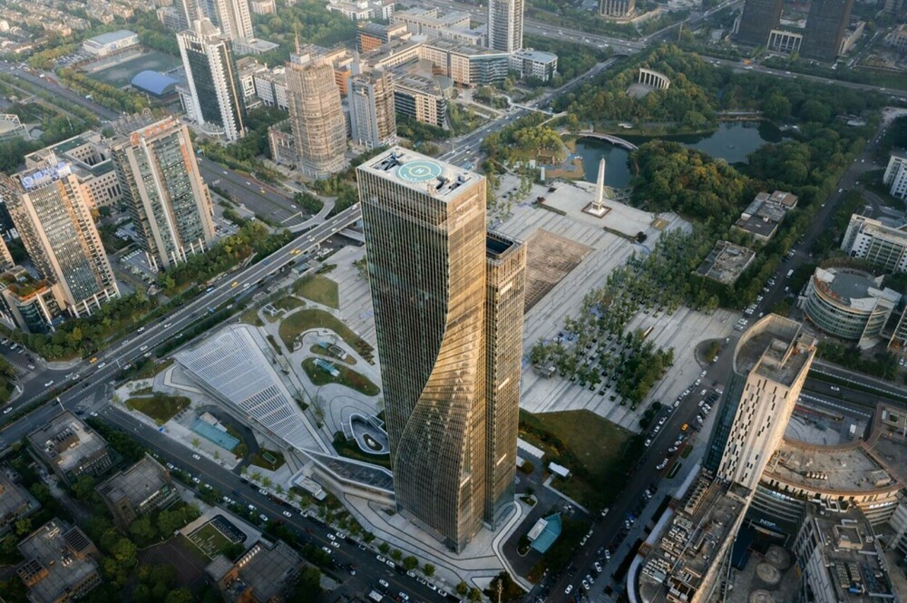Una dintre cele mai inedite clădiri a fost inaugurată în China. Are 39 de etaje și a fost inspirată de aurora boreală. FOTO - Imaginea 3