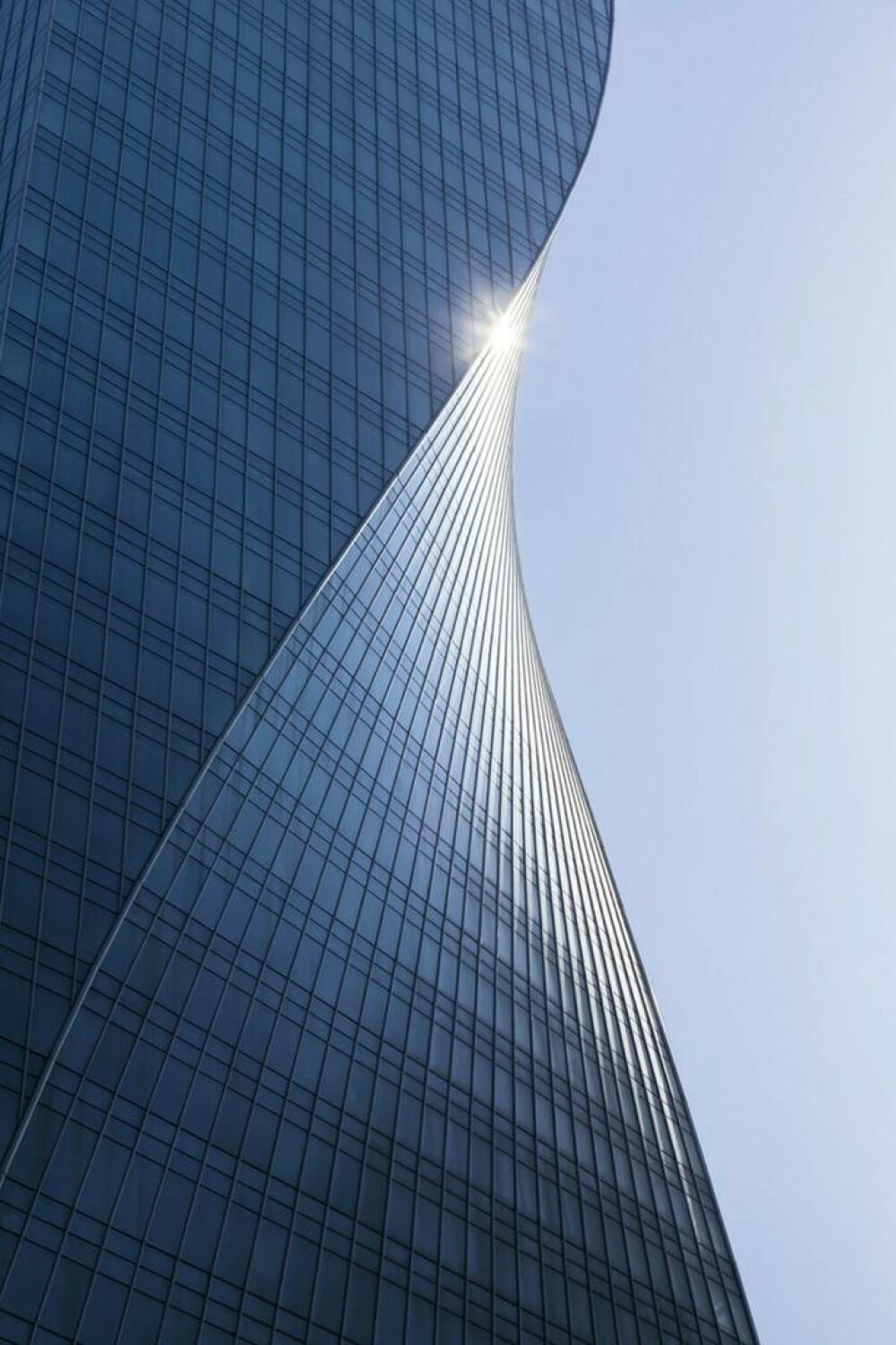 Una dintre cele mai inedite clădiri a fost inaugurată în China. Are 39 de etaje și a fost inspirată de aurora boreală. FOTO - Imaginea 4