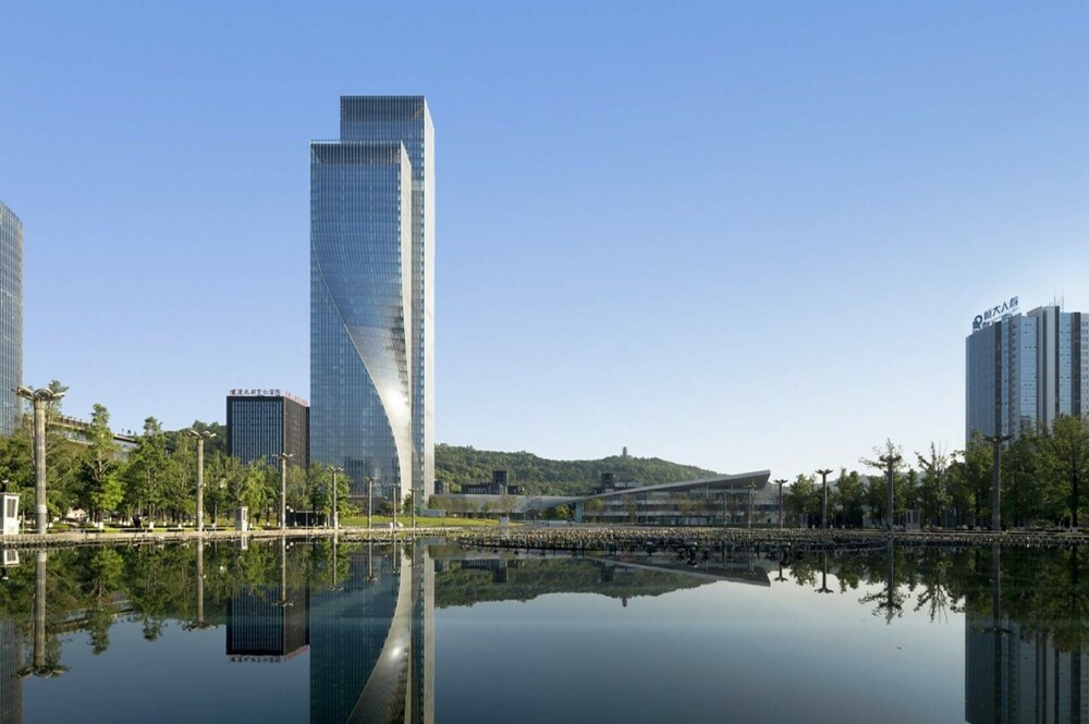 Una dintre cele mai inedite clădiri a fost inaugurată în China. Are 39 de etaje și a fost inspirată de aurora boreală. FOTO - Imaginea 7