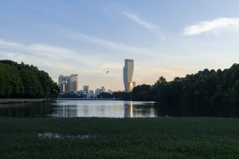 Una dintre cele mai inedite clădiri a fost inaugurată în China. Are 39 de etaje și a fost inspirată de aurora boreală. FOTO - Imaginea 9