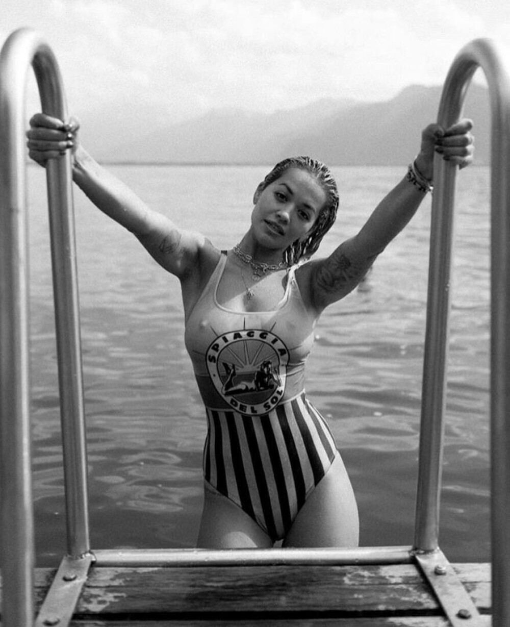 Rita Ora și colecția ei spectaculoasă de costume de baie. Cum a fost surprinsă cântăreața | GALERIE FOTO - Imaginea 6