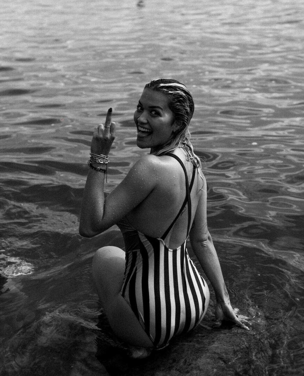 Rita Ora și colecția ei spectaculoasă de costume de baie. Cum a fost surprinsă cântăreața | GALERIE FOTO - Imaginea 4