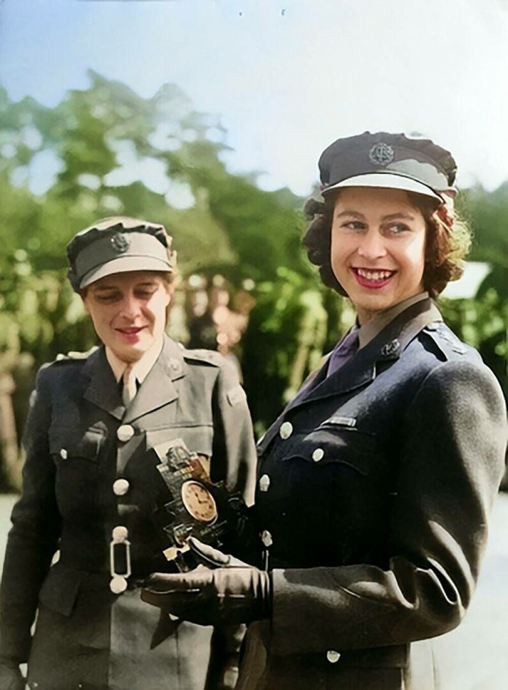 Imagini memorabile cu regina Elisabeta a II-a din timpul celui de-al Doilea Război Mondial | GALERIE FOTO - Imaginea 13
