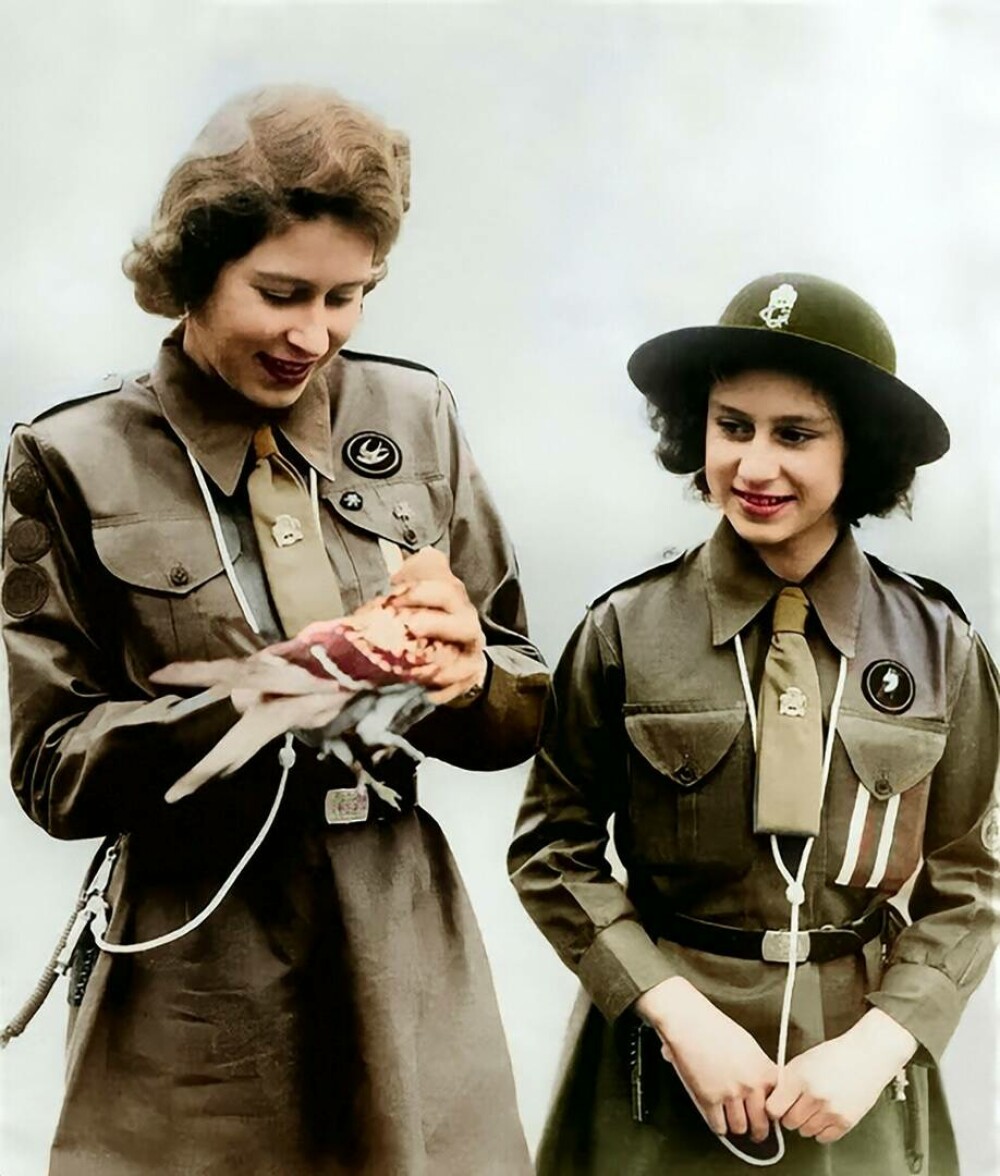 Imagini memorabile cu regina Elisabeta a II-a din timpul celui de-al Doilea Război Mondial | GALERIE FOTO - Imaginea 12