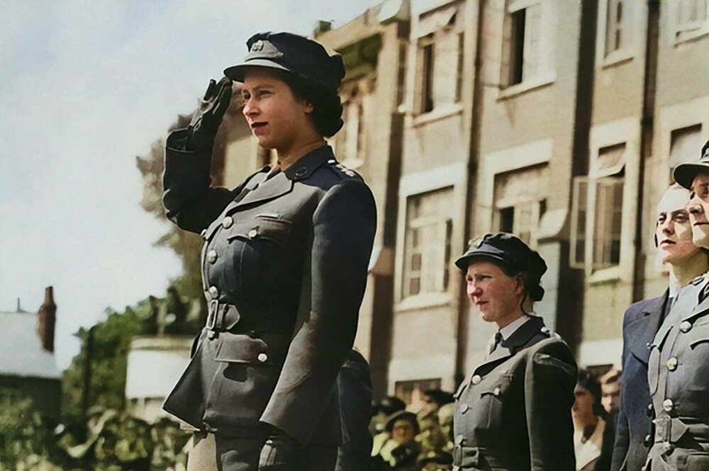 Imagini memorabile cu regina Elisabeta a II-a din timpul celui de-al Doilea Război Mondial | GALERIE FOTO - Imaginea 11