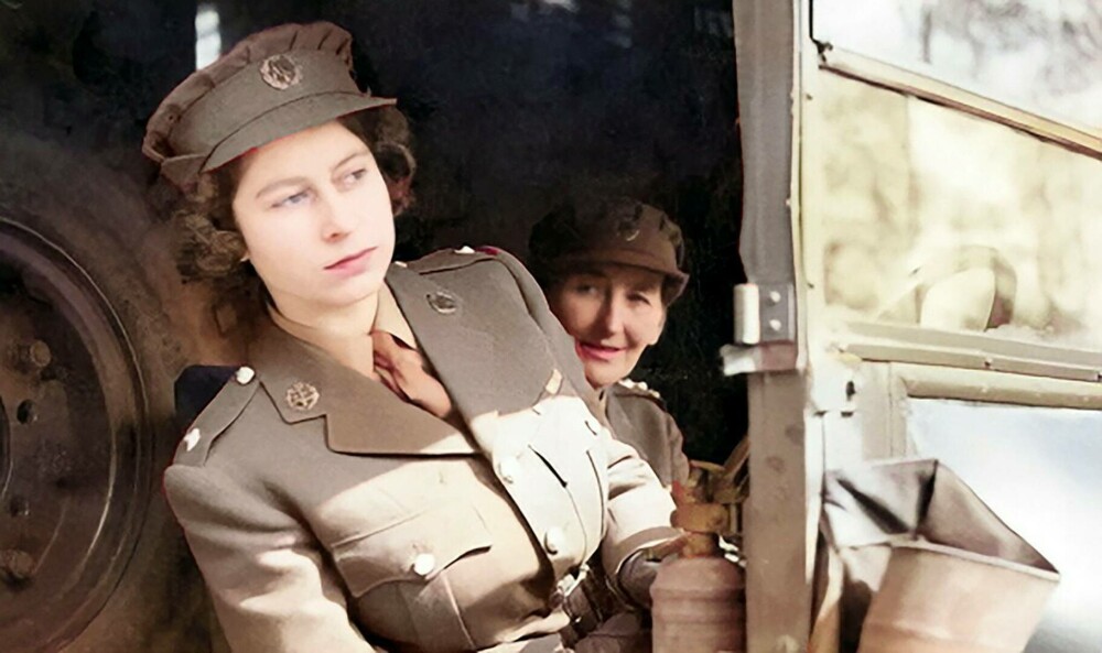 Imagini memorabile cu regina Elisabeta a II-a din timpul celui de-al Doilea Război Mondial | GALERIE FOTO - Imaginea 10
