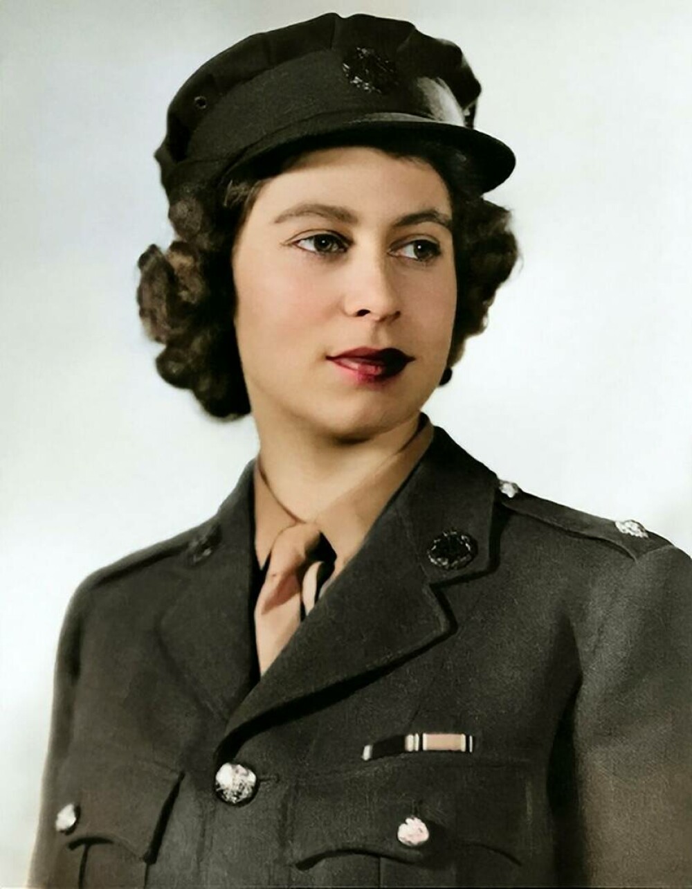 Imagini memorabile cu regina Elisabeta a II-a din timpul celui de-al Doilea Război Mondial | GALERIE FOTO - Imaginea 9