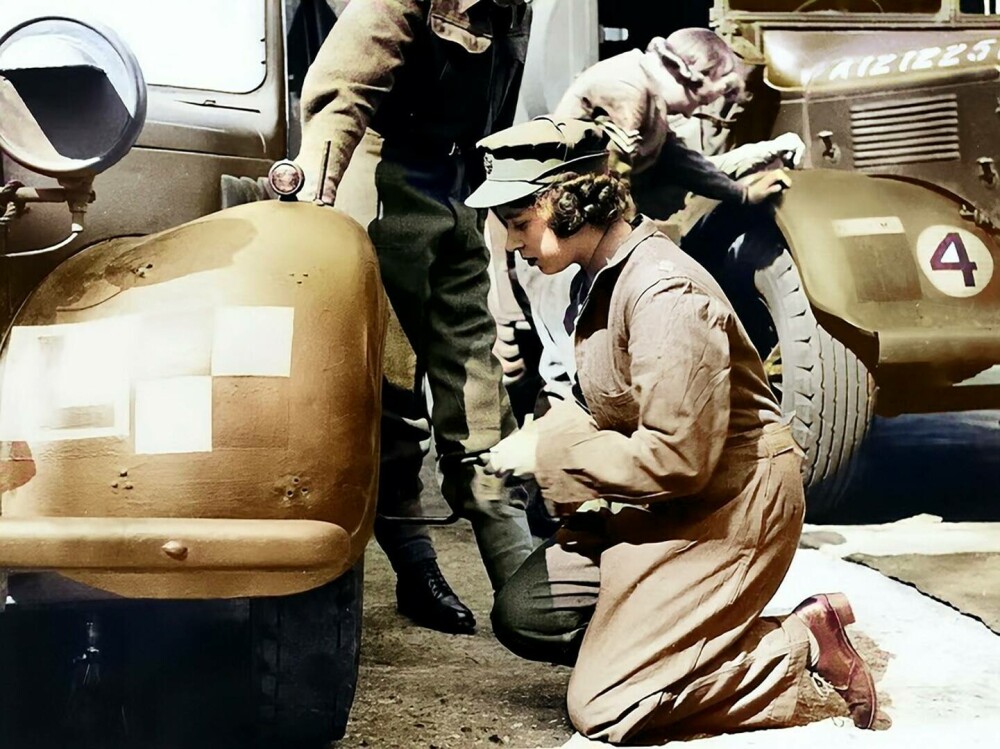 Imagini memorabile cu regina Elisabeta a II-a din timpul celui de-al Doilea Război Mondial | GALERIE FOTO - Imaginea 8