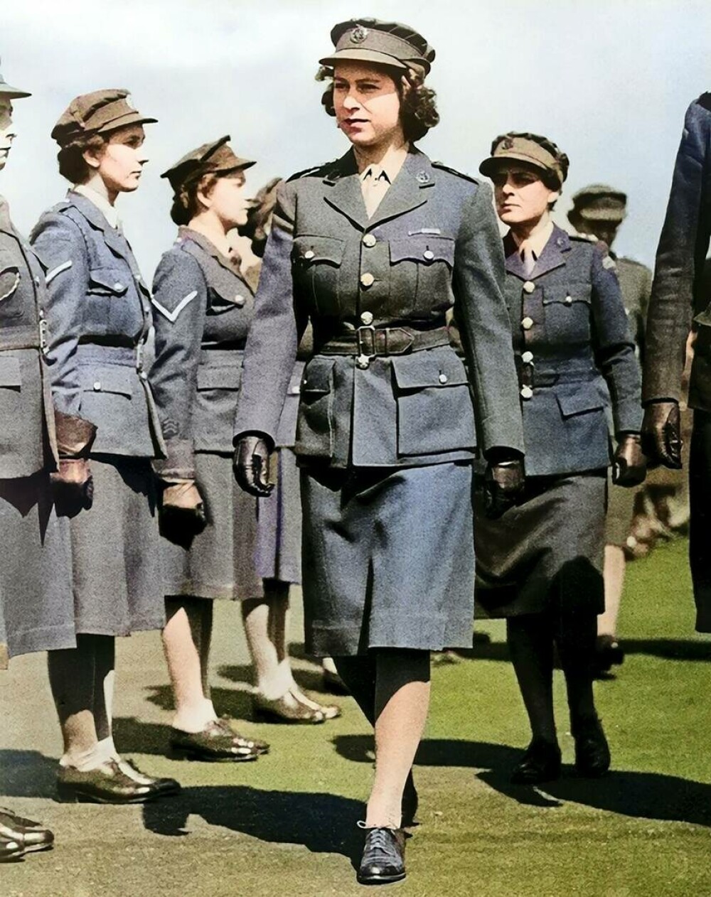 Imagini memorabile cu regina Elisabeta a II-a din timpul celui de-al Doilea Război Mondial | GALERIE FOTO - Imaginea 7