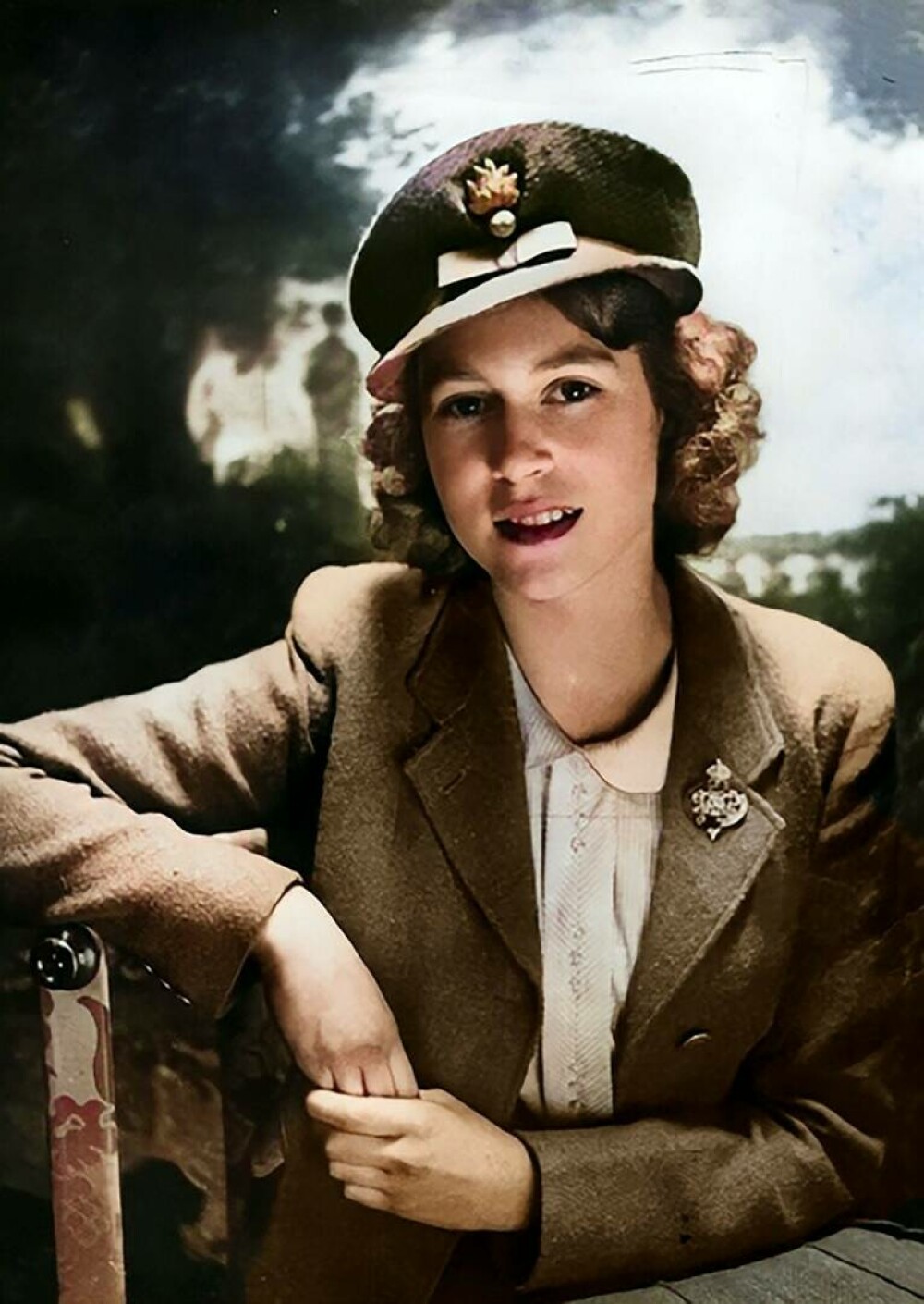 Imagini memorabile cu regina Elisabeta a II-a din timpul celui de-al Doilea Război Mondial | GALERIE FOTO - Imaginea 5
