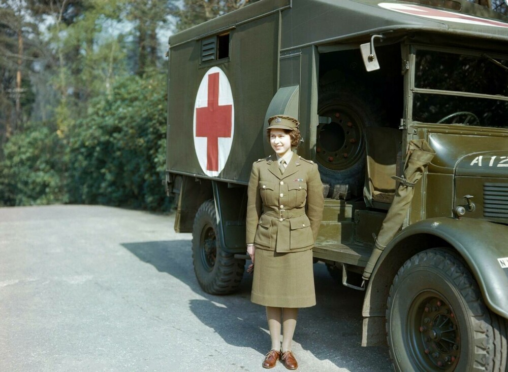 Imagini memorabile cu regina Elisabeta a II-a din timpul celui de-al Doilea Război Mondial | GALERIE FOTO - Imaginea 3