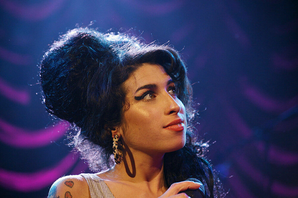Imagini de colecție cu Amy Winehouse. Cântăreața ar fi împlinit astăzi 40 de ani | FOTO - Imaginea 16