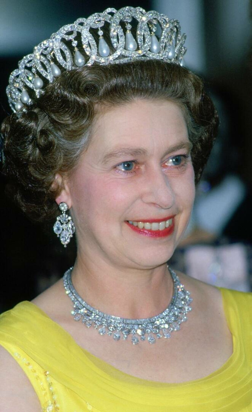 Colecția personală de bijuterii a reginei Elisabeta a II-a: De la colierele de perle, la zecile de broșe cu diamante FOTO - Imaginea 16