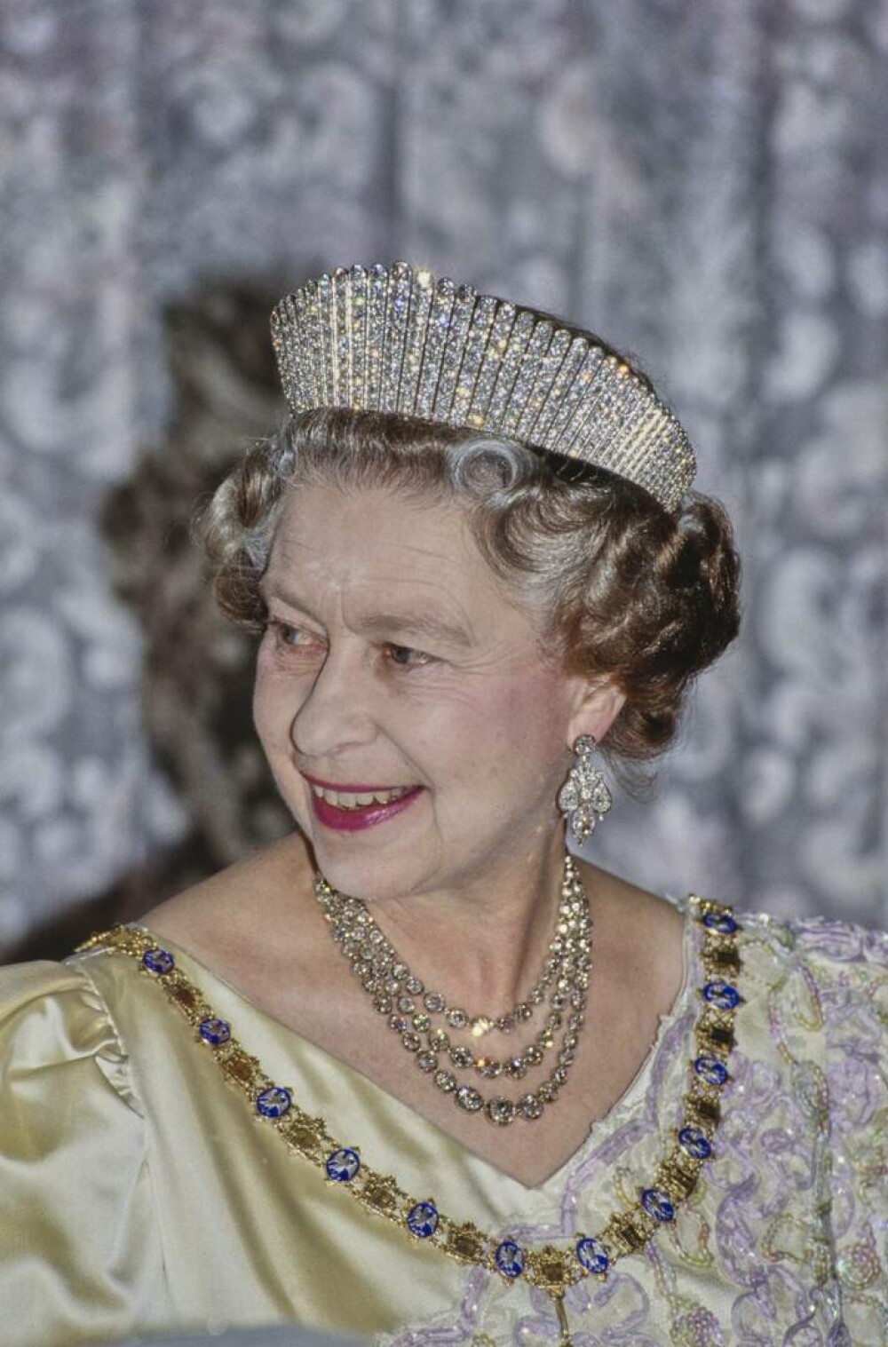 Colecția personală de bijuterii a reginei Elisabeta a II-a: De la colierele de perle, la zecile de broșe cu diamante FOTO - Imaginea 13