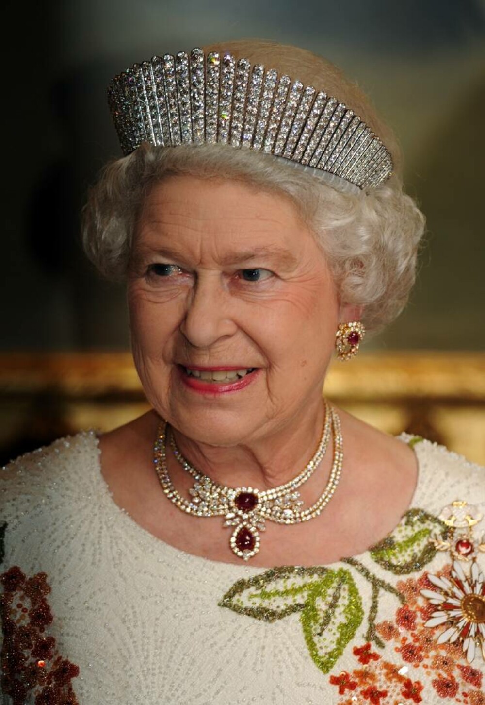 Colecția personală de bijuterii a reginei Elisabeta a II-a: De la colierele de perle, la zecile de broșe cu diamante FOTO - Imaginea 12