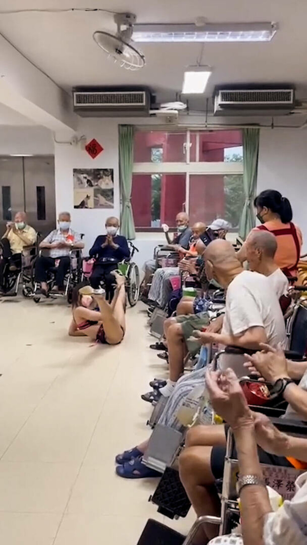 Un azil de bătrâni a adus o stripteuză pentru rezidenți. Cum au reacționat pensionarii. FOTO - Imaginea 3