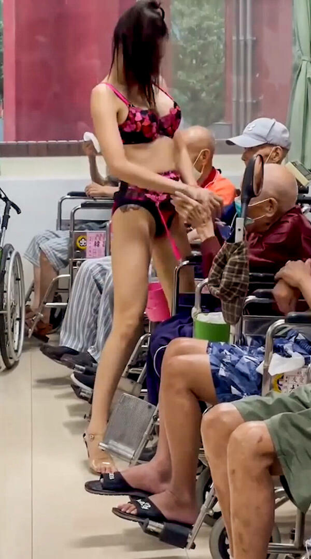 Un azil de bătrâni a adus o stripteuză pentru rezidenți. Cum au reacționat pensionarii. FOTO - Imaginea 4