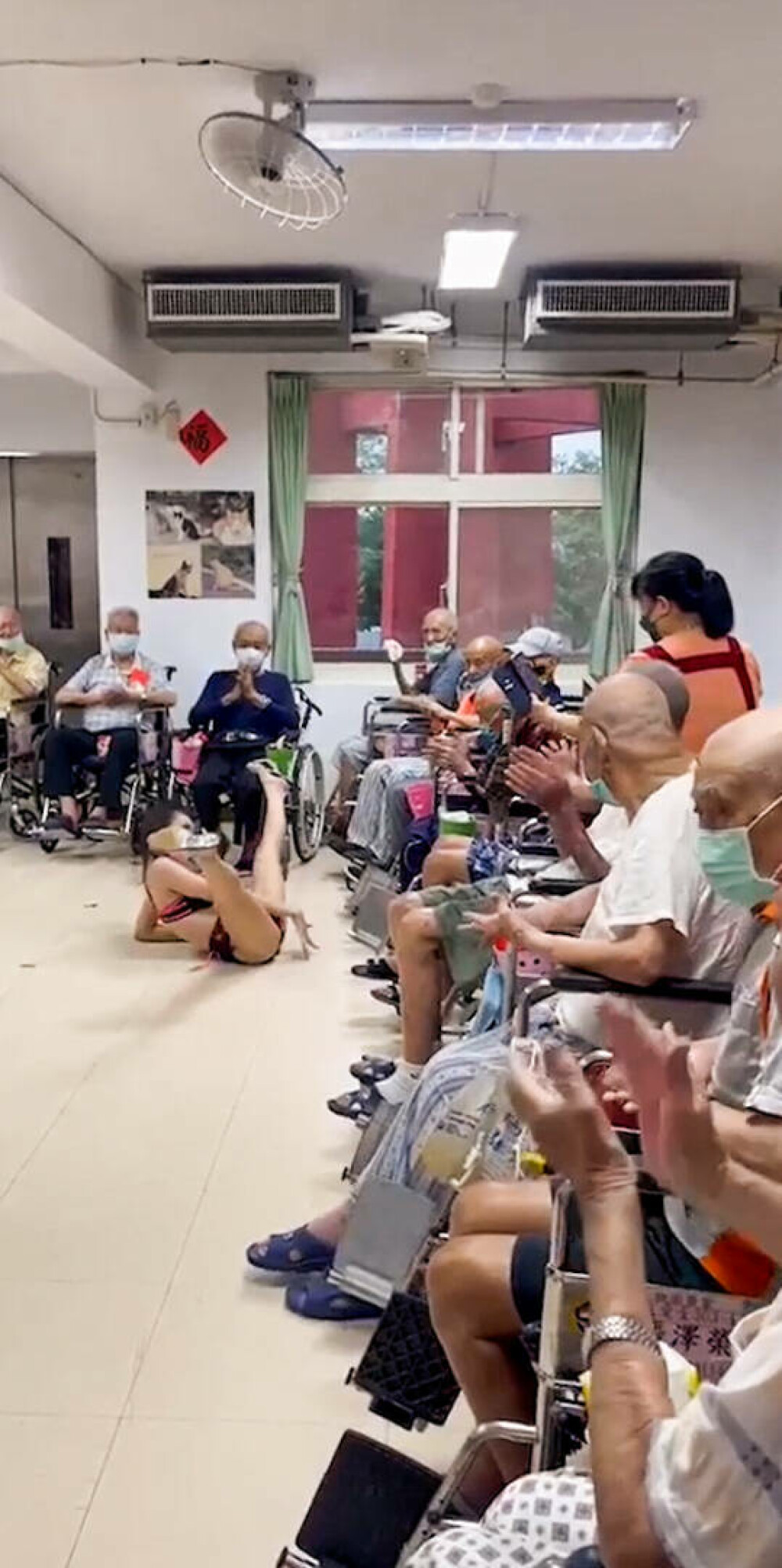 Un azil de bătrâni a adus o stripteuză pentru rezidenți. Cum au reacționat pensionarii. FOTO - Imaginea 5