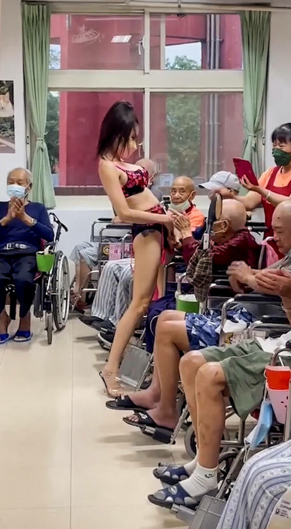 Un azil de bătrâni a adus o stripteuză pentru rezidenți. Cum au reacționat pensionarii. FOTO - Imaginea 6
