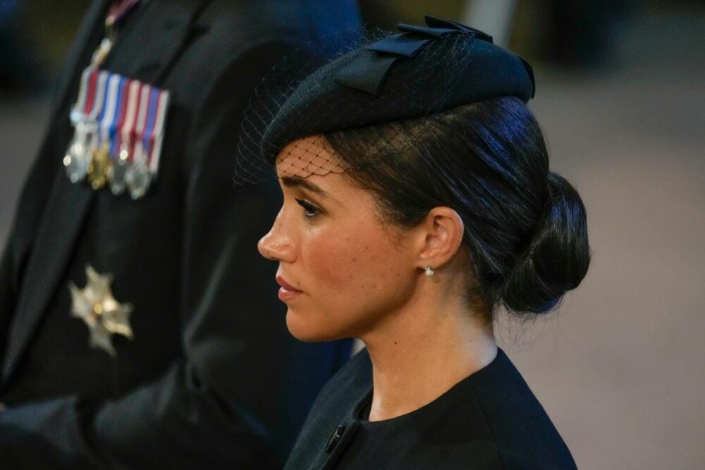 Cum a fost surprinsă Meghan Markle în Los Angeles. Ducesa de Sussex a purtat un palton de peste 6.000 de dolari. GALERIE FOTO - Imaginea 17