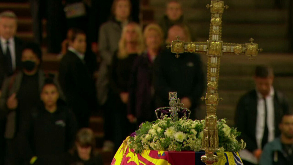 Britanicii își plâng regina. Imagini memorabile suprinse în Londra înaintea funeraliilor Elisabetei a II-a | GALERIE FOTO - Imaginea 21