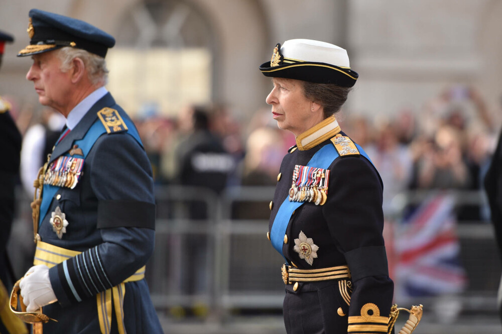Prințesa Anne, singura fiică a reginei Elisabeta a II-a. Cine este discreta prezență feminină îmbrăcată în uniformă militară - Imaginea 14