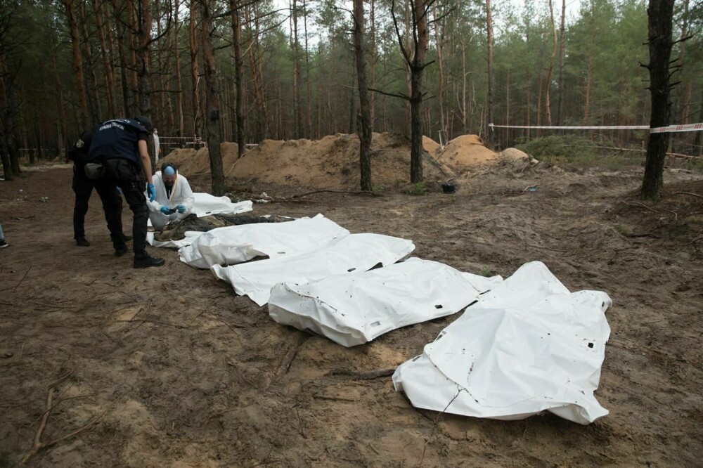 Prima reacție de la Kremlin după descoperirea a sute de cadavre la Izium, în estul Ucrainei - Imaginea 10