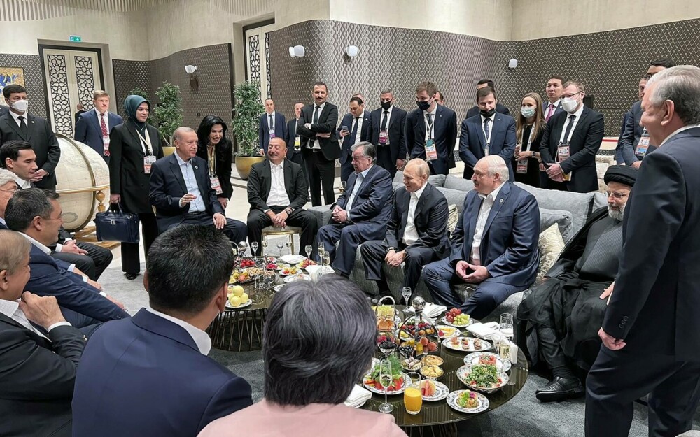 Putin, băgat la mijloc, la summit. Fotografia care arată cine este, de fapt, adevăratul lider - Imaginea 2