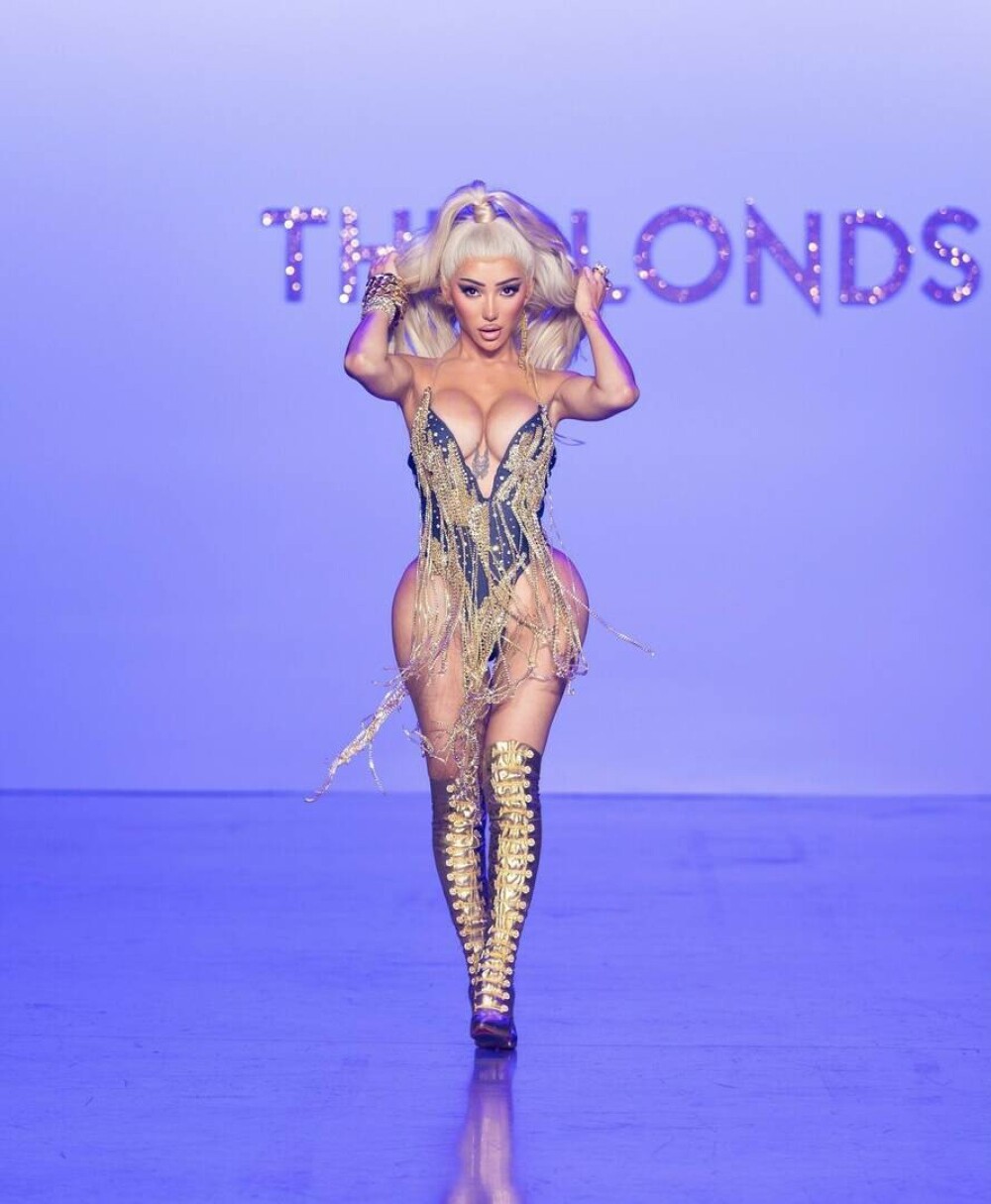 New York Fashion Week: Spectacolul „Blondelor” în cea mai sexy colecție de primăvară/vară a anului 2022 | GALERIE FOTO - Imaginea 23