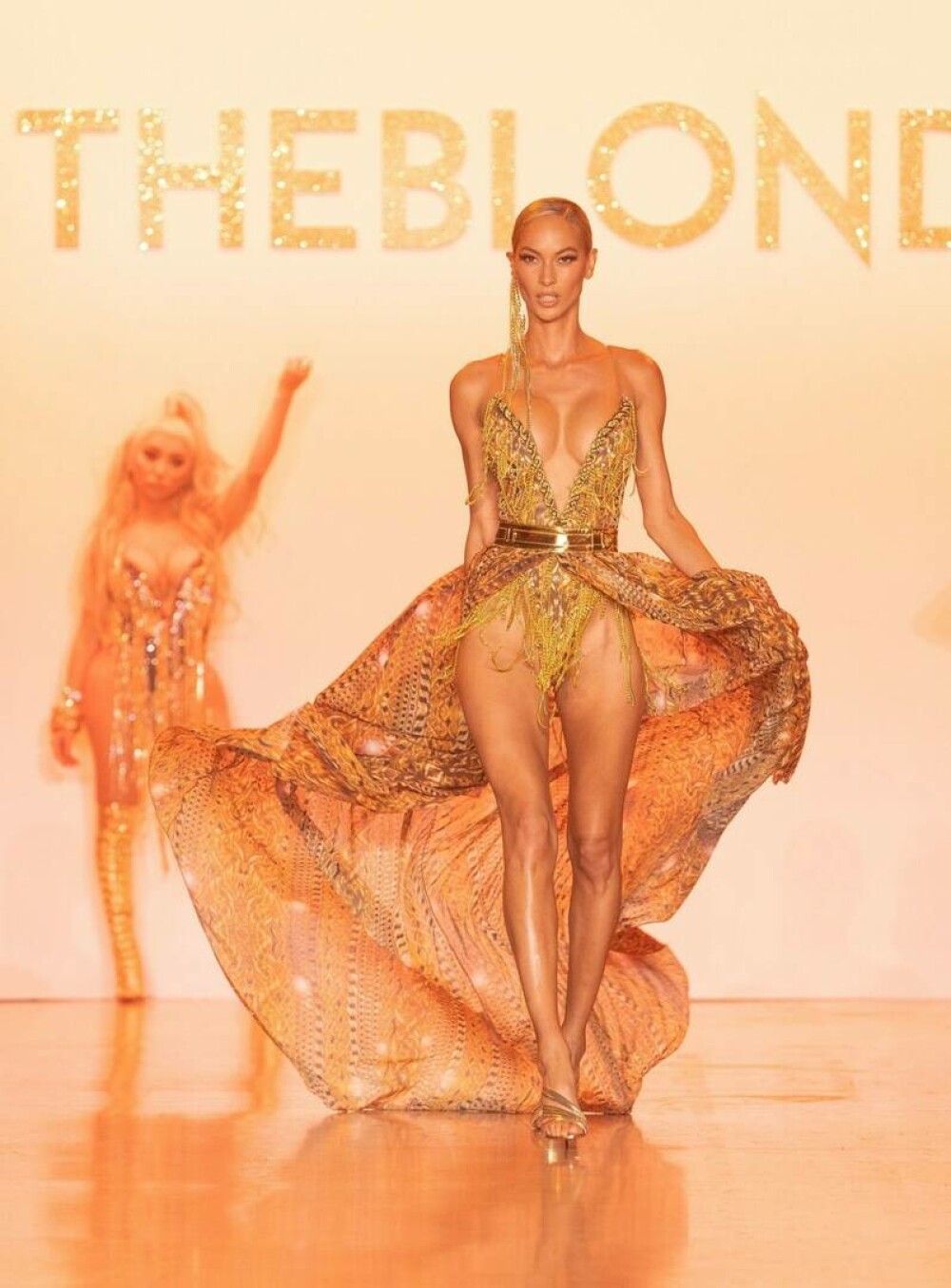 New York Fashion Week: Spectacolul „Blondelor” în cea mai sexy colecție de primăvară/vară a anului 2022 | GALERIE FOTO - Imaginea 31