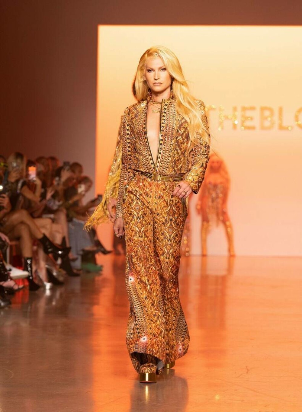 New York Fashion Week: Spectacolul „Blondelor” în cea mai sexy colecție de primăvară/vară a anului 2022 | GALERIE FOTO - Imaginea 24