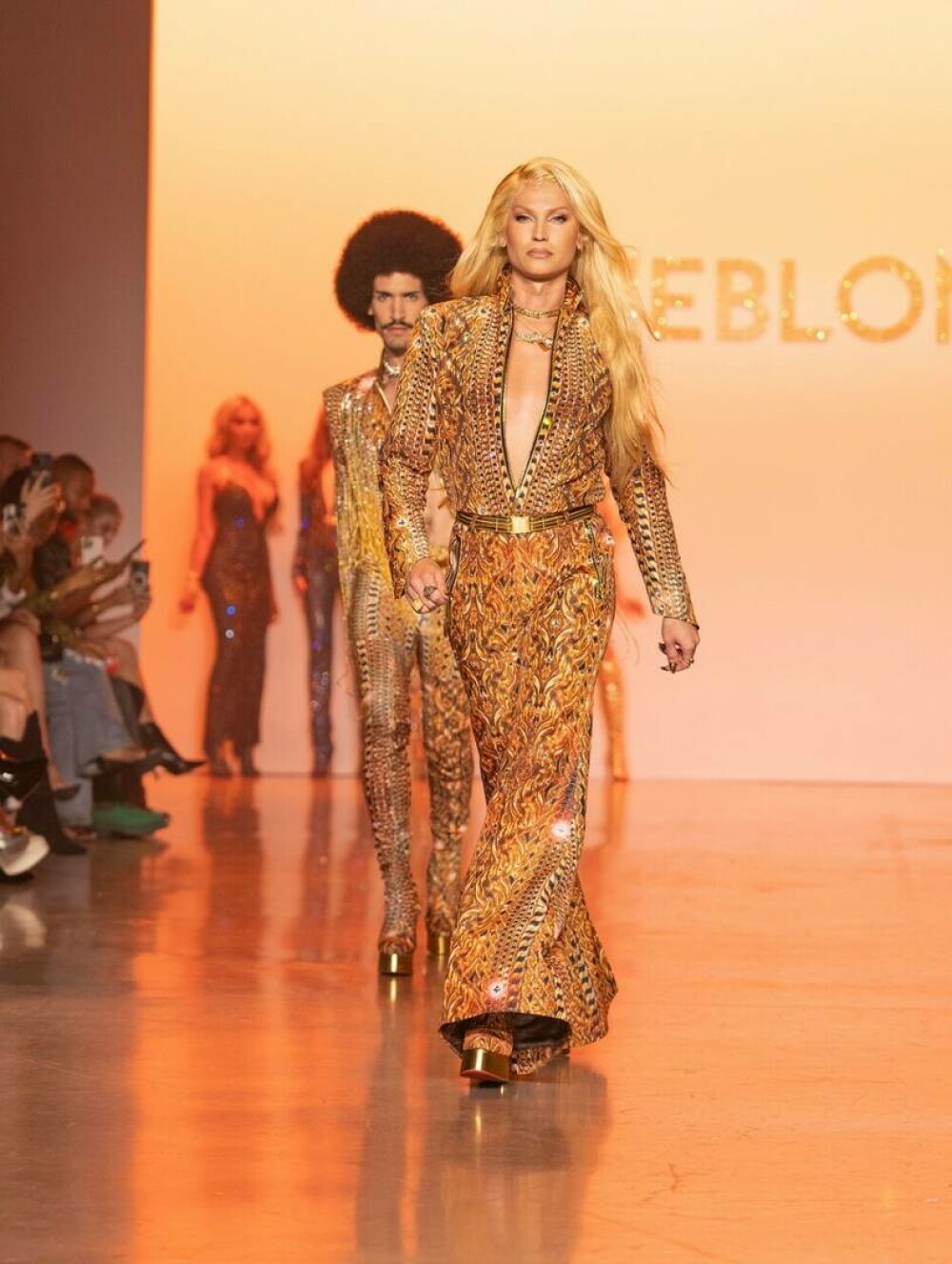 New York Fashion Week: Spectacolul „Blondelor” în cea mai sexy colecție de primăvară/vară a anului 2022 | GALERIE FOTO - Imaginea 25