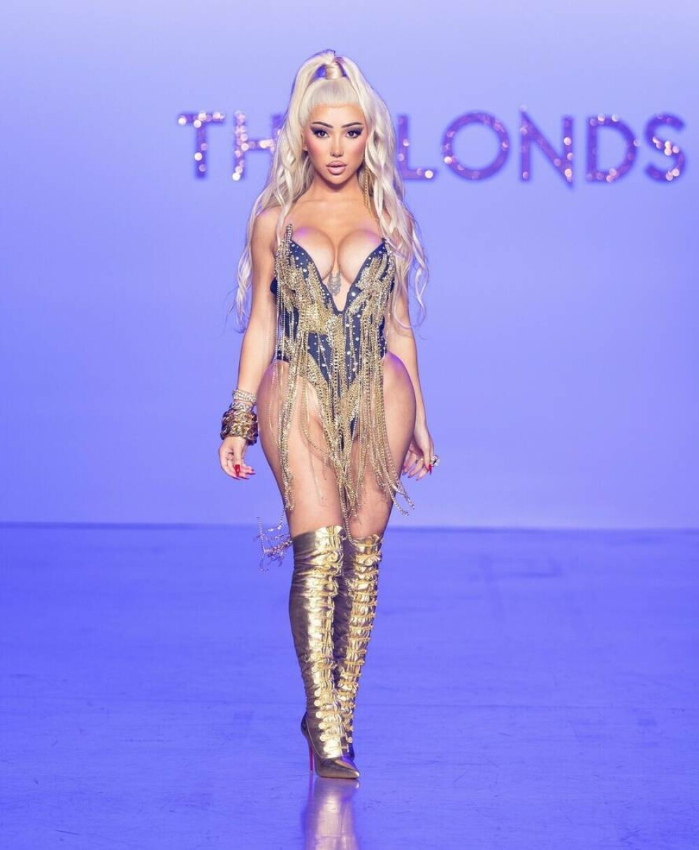 New York Fashion Week: Spectacolul „Blondelor” în cea mai sexy colecție de primăvară/vară a anului 2022 | GALERIE FOTO - Imaginea 27