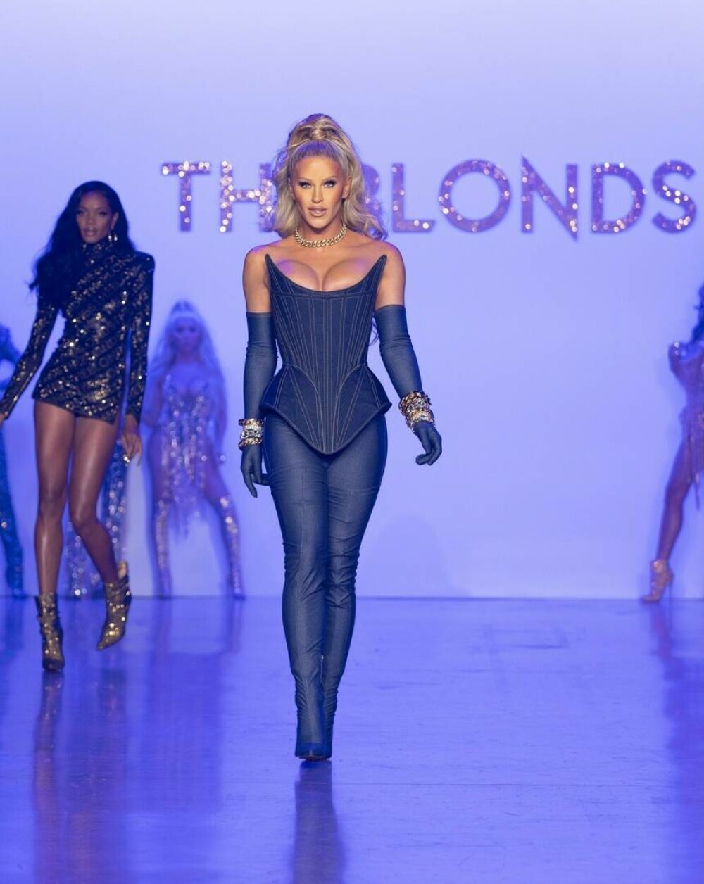 New York Fashion Week: Spectacolul „Blondelor” în cea mai sexy colecție de primăvară/vară a anului 2022 | GALERIE FOTO - Imaginea 20